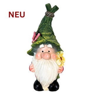 Gartenfigur eines kleinen Wichtels mit grüner Blätter-Mütze und gelber Blume, 17 cm hoch.