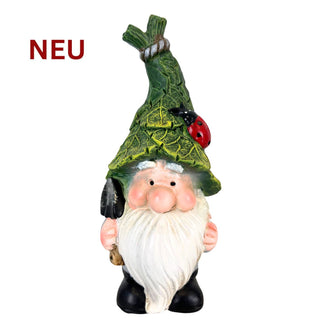 Gartenfigur eines Wichtels mit grüner Blätter-Mütze und kleiner Schaufel, 17 cm hoch.