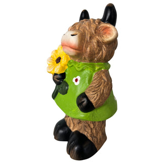 Dekofigur Galloway-Mädchen aus Terrakotta, 14 cm hoch, mit grünem Kleid und gelber Blume. Seitenansicht rechts