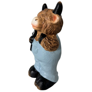 Dekofigur Galloway-Junge aus Terrakotta, 14 cm hoch, mit Latzhose und Werkzeug. Seitenansicht rechts