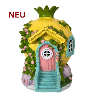 Gartenfigur eines gelben Wichtelhauses mit rosa Tür, blauer Treppe, Rankpflanzen und Solar‑LED, 21 cm hoch.