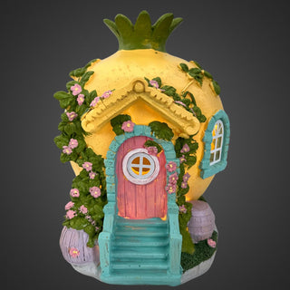 Gartenfigur eines gelben Wichtelhauses mit rosa Tür, blauer Treppe, Rankpflanzen und Solar‑LED, 21 cm hoch. Beleuchtet mit grauen Hintergrund