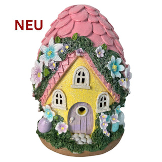 Gartenfigur in Ei‑Form mit gelbem Wichtelhaus, pinkem Dach, Blumenverzierung und Solar‑LED, 17 cm hoch.