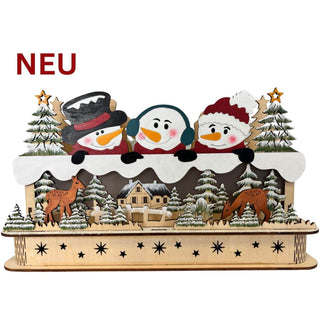 Farbig beleuchtete LED‑Holzdekoration „Schneefreunde“, 52 cm breit, mit drei Schneefiguren, Winterlandschaft und Timerfunktion. Frontansicht unbeleuchtet
