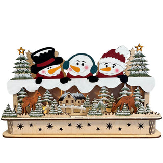 Farbig beleuchtete LED‑Holzdekoration „Schneefreunde“, 52 cm breit, mit drei Schneefiguren, Winterlandschaft und Timerfunktion. Frontansicht beleuchtet