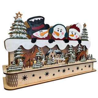 Farbig beleuchtete LED‑Holzdekoration „Schneefreunde“, 52 cm breit, mit drei Schneefiguren, Winterlandschaft und Timerfunktion. Seitenansicht rechts beleuchtet