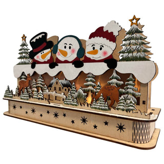 Farbig beleuchtete LED‑Holzdekoration „Schneefreunde“, 52 cm breit, mit drei Schneefiguren, Winterlandschaft und Timerfunktion. Seitenansicht links beleuchtet