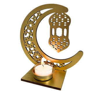 Goldfarbener Holz‑Kerzenhalter mit filigranem Halbmond‑ und Laternenmotiv, passend für ein Teelicht, 16 cm hoch. beleuchtet, seitliche Ansicht