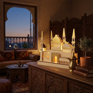 LED-Diorama „Zauber des Orient“ (29 cm) in Weiß/Gold, mit orientalischem Palastmotiv und warm leuchtenden Fenstern, dekorativ auf einer Kommode in stilvollem Wohnambiente platziert.