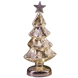 LED-Weihnachtsdeko „Weihnachtsbaum“ (26 cm) aus Mercury-Glas, in Form eines stilisierten Tannenbaums mit mehreren gestuften Ebenen und Stern an der Spitze; die silbrig-goldene, leicht spiegelnde Oberfläche mit antikem Finish wird von warmweißem LED-Licht durchleuchtet und steht auf einem runden Sockel.