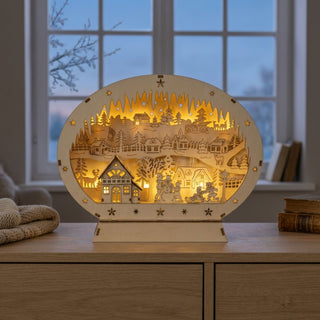 LED Diorama „Winter in der Stadt“ (35 cm) in naturfarbener Holzoptik, warmweiß beleuchtet, detailreiche Stadtszene mit Häusern, Bäumen, Figuren und Sternmotiven in mehrschichtiger Gestaltung, als stimmungsvolle Fenster- oder Tischdekoration im winterlichen Wohnambiente.