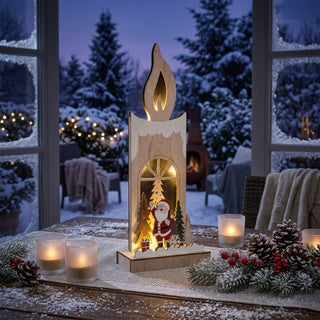 LED-Deko-Kerze „Weihnachtsmann“ (36 cm) mit Timer, farbig und warm leuchtend, als Holzsilhouette mit Weihnachtsmann- und Tannenmotiv, dekorativ auf einem festlich gedeckten Tisch vor winterlicher Außenszene platziert.
