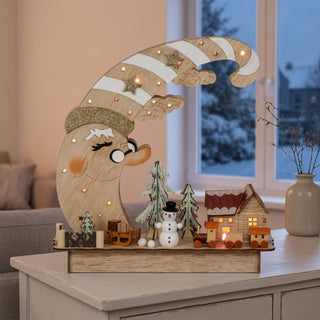 LED Diorama „Träumender Mond“ (29 cm), farbig gestaltet und warmweiß beleuchtet mit Timerfunktion, detailreiche Szene mit Mond, Sternen, Schneemann, Bäumen und Häuschen als stimmungsvolle Tischdekoration im winterlichen Wohnambiente.