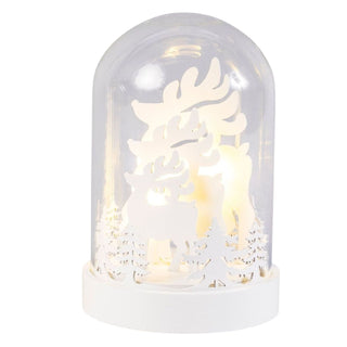 LED Glasdome „Hirsche“ (18 cm) mit klarer Glaskuppel auf Sockel, warmweiß beleuchtet, mit filigranen Hirsch- und Tannenbaum-Silhouetten im Inneren als dekorative Winter- und Tischdekoration.