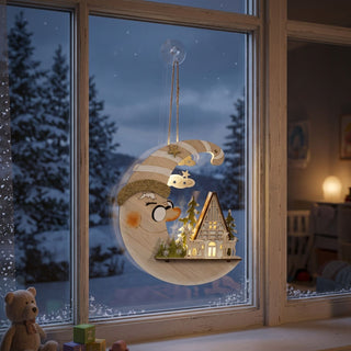 LED‑Fensterbild in runder Mondform aus Holz, aufgehängt am Fenster vor verschneiter Winterlandschaft. Im Inneren leuchtet eine kleine Waldhütte mit Tannenbäumen und Rehen, darüber Sterne und Wolken. Der Mond zeigt ein Gesicht mit Nachtmütze; warmes Licht sorgt für eine gemütliche Atmosphäre.