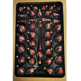 Weihnachtsbaumschmuck 39-teilig in Satin-Burgund. Das Set besteht aus mundgeblasenem und handdekoriertem Glas, was für höchste Qualität und Handwerkskunst steht. Der Lieferumfang umfasst eine Spitze von 26 cm, sechs Glocken à 6 cm, zehn Kugeln à 5 cm, zwölf Kugeln à 6 cm und zehn Kugeln à 7 cm.