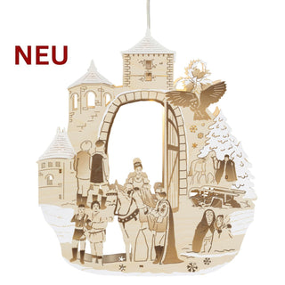 LED-Fensterbild „Drei Haselnüsse für Aschenbrödel®“ mit Raureifeffekt (28 cm) aus naturfarbenem Holz und warmweißer LED-Beleuchtung. Das filigrane Motiv zeigt mehrere Szenen aus dem Märchenklassiker mit Aschenbrödel auf dem Pferd vor einem Burgtor, begleitet von einer Eule, verschneiten Tannen und winterlichen Details. Der weiße Raureifeffekt verleiht dem Fensterbild eine frostige, winterliche Optik.