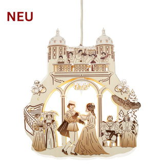 LED-Fensterbild „Drei Haselnüsse für Aschenbrödel®“ Edition Winter 1973/2 aus hellem Holz mit Raureifeffekt. Die beleuchtete Szene zeigt Aschenbrödel und den Prinzen beim Tanz unter einer festlichen Schlossarkade, begleitet von Musikanten, Hofgesellschaft, Haselnüssen und der Eule Rosalie. Warmweiße LEDs setzen die filigranen Details stimmungsvoll in Szene.