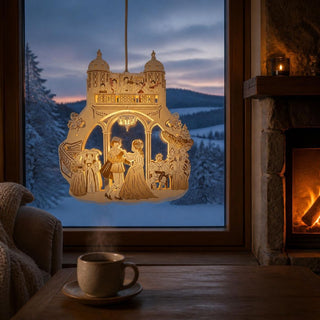 LED-Fensterbild „Drei Haselnüsse für Aschenbrödel®“ Edition Winter 1973/2 aus hellem Holz mit Raureifeffekt. Die beleuchtete Szene zeigt Aschenbrödel und den Prinzen beim Tanz unter einer festlichen Schlossarkade, begleitet von Musikanten, Hofgesellschaft, dem Königspaar, Haselnüssen und der Eule Rosalie. Warmweiße LEDs setzen die filigranen Details stimmungsvoll in Szene und schaffen eine märchenhafte Winteratmosphäre.