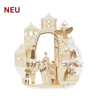 Fensterbild „Drei Haselnüsse für Aschenbrödel®“ aus hellem Holz mit Raureifeffekt und farbigen Akzenten. Die detailreiche Szene zeigt Aschenbrödel auf dem Pferd vor dem Schlosstor, umgeben von winterlichen Motiven wie verschneiten Tannen, Haselnüssen und der Eule Rosalie. Filigrane Figuren und märchenhafte Details erinnern an die berühmten Szenen des Kultfilms.