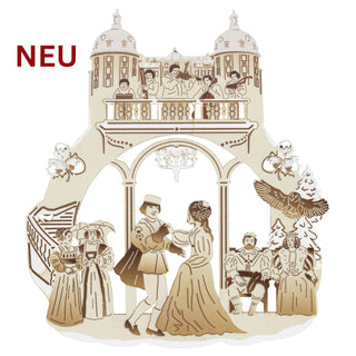 Fensterbild „Drei Haselnüsse für Aschenbrödel®“ Edition Winter 1973/2 aus hellem Holz mit Raureifeffekt. Die filigrane Szene zeigt Aschenbrödel und den Prinzen beim Tanz unter einer Schlossarkade, umgeben von Musikanten, Hofgesellschaft, winterlichen Haselnüssen und einer Eule. Die detailreiche Gestaltung erinnert an die märchenhafte Ballszene des Kultfilms.