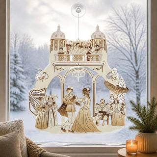 Fensterbild „Drei Haselnüsse für Aschenbrödel®“ Edition Winter 1973/2 aus hellem Holz mit Raureifeffekt und farbigen Akzenten. Die filigrane Darstellung zeigt Aschenbrödel und den Prinzen beim Tanz unter einer Schlossarkade, begleitet von Musikanten, Hofdamen, dem Königspaar, Haselnüssen und der Eule Rosalie. Die detailreiche Gestaltung fängt die märchenhafte Atmosphäre der berühmten Ballszene ein.