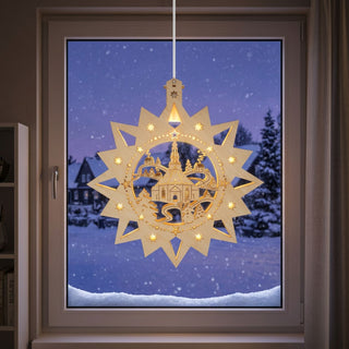 LED‑Fensterbild in Sternform aus naturfarbenem Holz mit Motiv der Seiffener Kirche, warm beleuchtet und am Fenster aufgehängt. Im Inneren ist die Kirche mit umliegender Winterlandschaft, Tannen und einem geschwungenen Weg dargestellt, umrahmt von kleinen Sternen. Im Hintergrund ist eine verschneite Winterlandschaft bei Nacht zu sehen.