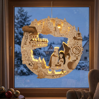 LED‑Fensterbild aus Holz mit Szene aus „DEFA‑Schneewittchen“, farbig abgesetzt und warm beleuchtet. In der Mitte ist ein Paar dargestellt, umgeben von Märchenszenen wie den sieben Zwergen, Waldmotiven, einem Schloss und dem Apfel. Das runde Motiv hängt vor einem Fenster mit verschneiter Winterlandschaft; im Innenraum sind Kugeldekoration und ein Sessel sichtbar.