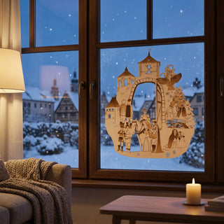 Fensterbild aus Holz mit Motiv „Drei Haselnüsse für Aschenbrödel®“ (2025), farbig abgesetzt und am Fenster aufgehängt. Dargestellt ist eine Märchenszene mit Torbogen und Türmen, unter dem mehrere Figuren stehen, darunter eine Person auf einem Pferd sowie weitere Begleitfiguren. Rechts sind ein Baum mit Vogel und zusätzliche Szenen zu sehen. Im Hintergrund liegt eine verschneite Winterlandschaft; im Innenraum stehen ein Sessel, eine Lampe und eine Kerze auf einem Tisch.