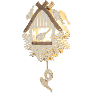 Holzfarbenes LED‑Fensterbild „Vogelfütterung“ in Form eines kleinen Futterhäuschens. Mehrere filigran ausgeschnittene Vögel sitzen rund um das Häuschen sowie auf einem herabhängenden Element. Unterhalb befinden sich detailreiche Zweige und ein großer Zapfen. Das beleuchtete Motiv wirkt hell, natürlich und fein gearbeitet. seitliche Ansicht von rechts