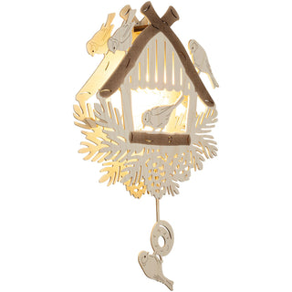 Holzfarbenes LED‑Fensterbild „Vogelfütterung“ in Form eines kleinen Futterhäuschens. Mehrere filigran ausgeschnittene Vögel sitzen rund um das Häuschen sowie auf einem herabhängenden Element. Unterhalb befinden sich detailreiche Zweige und ein großer Zapfen. Das beleuchtete Motiv wirkt hell, natürlich und fein gearbeitet. seitliche Ansicht von links