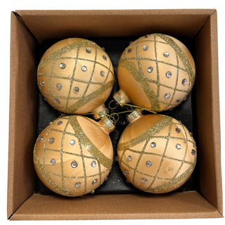 Vier goldfarbene Christbaumkugeln aus Glas mit Eislack-Finish in einer braunen Geschenkbox. Die 8 cm großen Kugeln sind mit goldenen Glitzerlinien im Gittermuster und kleinen silberfarbenen Ziersteinen verziert. Das 4er-Set wirkt festlich und elegant und eignet sich als Weihnachtsbaumschmuck.