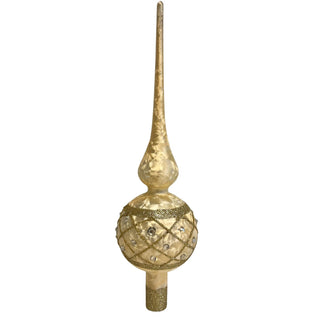 Goldfarbene Christbaumspitze aus Glas mit Eislack-Finish und einer Höhe von 30 cm. Der kugelförmige Mittelteil ist mit goldenen Glitzerlinien in Rautenmuster sowie funkelnden Schmucksteinen verziert. Die elegante Baumspitze kombiniert matte und schimmernde Oberflächen und setzt einen festlichen Akzent auf dem Weihnachtsbaum.