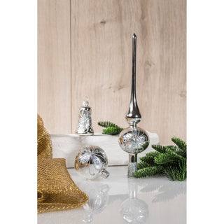 Weihnachtsbaumschmuck 39-teilig in Silber. Das Set besteht aus mundgeblasenem und handdekoriertem Glas, was für höchste Qualität und Handwerkskunst steht. Der Lieferumfang umfasst eine Spitze von 26 cm, sechs Glocken à 6 cm, zehn Kugeln à 5 cm, zwölf Kugeln à 6 cm und zehn Kugeln à 7 cm.