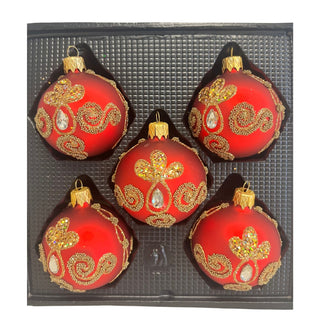 Fünf rote Christbaumkugeln aus Glas in einer schwarzen Verpackungseinlage. Die Kugeln sind matt rot gestaltet und mit kunstvollen goldfarbenen Ornamenten verziert. Filigrane Perlenlinien, glitzernde Blütenmotive und klare, tropfenförmige Schmucksteine setzen elegante Akzente auf der Oberfläche. Die Kombination aus kräftigem Rot, Golddekor und funkelnden Details verleiht dem 5-teiligen Christbaumschmuck-Set eine luxuriöse und festliche Ausstrahlung.