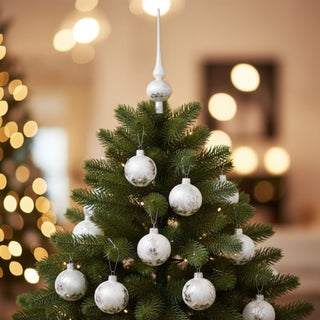 Christbaumschmuck „Eislack-Weiß“ aus Glas im 16-teiligen Set, bestehend aus weißen Glaskugeln und Baumspitze mit edler Eislack-Oberfläche, gleichmäßig am Weihnachtsbaum verteilt, umgeben von grünen Tannenzweigen und warm leuchtenden Lichtern im Hintergrund.