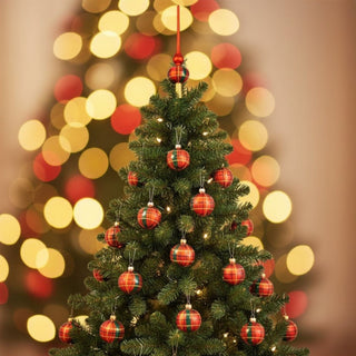 Christbaumschmuck „Satin-Rot“ aus Glas im 16-teiligen Set, bestehend aus roten Glaskugeln mit elegantem Streifenmuster und passender Baumspitze, gleichmäßig am Weihnachtsbaum dekoriert, umgeben von grünen Tannenzweigen und warm leuchtendem Lichterhintergrund.