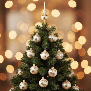 Christbaumschmuck „Eislack-Gold“ aus Glas im 16-teiligen Set, bestehend aus goldfarbenen Glaskugeln mit dekorativem Muster und passender Baumspitze, gleichmäßig am Weihnachtsbaum verteilt, umgeben von grünen Tannenzweigen und warm leuchtendem Lichterhintergrund.