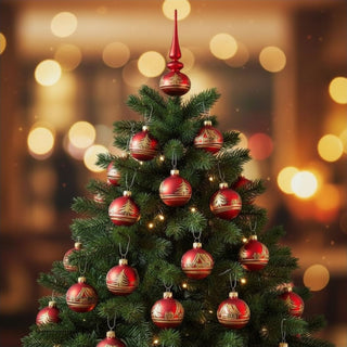 Christbaumschmuck „Rot-Gold“ aus Glas im 16-teiligen Set, bestehend aus roten Glaskugeln mit goldenen Dekormotiven und passender Baumspitze, gleichmäßig am Weihnachtsbaum verteilt, inmitten grüner Tannenzweige und warm leuchtender Lichter im Hintergrund.