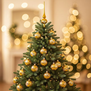 Christbaumschmuck „Satin-Gold“ aus Glas im 16-teiligen Set, bestehend aus goldenen Glaskugeln mit satinierter Oberfläche und feinem Dekor sowie passender Baumspitze, gleichmäßig am Weihnachtsbaum verteilt, umgeben von grünen Tannenzweigen und warm leuchtenden Lichtern im Hintergrund.