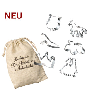 Ausstechförmchen‑Set „Backen mit Drei Haselnüsse für Aschenbrödel“, 6‑teilig, mit Formen wie Eule, Pferd, Schuh, Kleid und weiteren Motiven, inklusive Stoffbeutel.