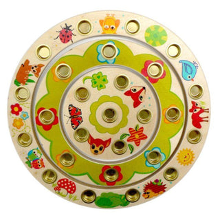 Geburtstagsringe „Waldtiere“, farbig: Runder Holzkerzenhalter mit drei konzentrischen Ringen und vielen kleinen Metallhaltern für Kerzen. Verziert mit bunten Tiermotiven wie Fuchs, Reh, Igel, Eule, Marienkäfer und Schmetterling sowie Blumen und Waldsymbolen in Grün-, Rot- und Gelbtönen.