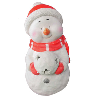 Dekofigur „Schneemann mit LED‑Schneeball“ in weiß‑rotem Weihnachtsdesign, 41 cm hoch, mit roter Mütze und Schal, Karottennase und rotem Handschuhen, hält einen leuchtenden LED‑Schneeball vor dem Körper, freigestellt auf weißem Hintergrund, mit integrierter Timerfunktion geeignet für stimmungsvolle Weihnachtsdekoration.
