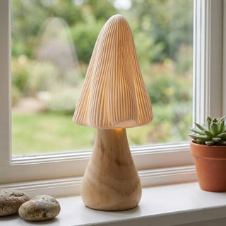 LED Keramikpilz (26 cm) mit naturfarbener Holzoptik am Sockel und geriffeltem Keramikschirm, warmweiß beleuchtet, als dekorative Fensterbank‑ oder Wohnraumbeleuchtung mit natürlichem Design.