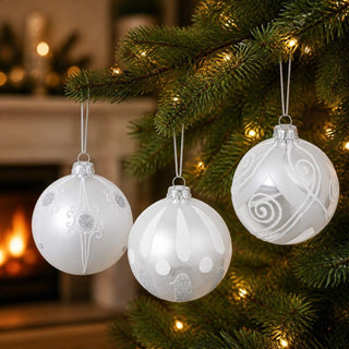 Christbaumschmuck Glaskugelset, 3-teilig, silber, mit drei hochwertigen Weihnachtsbaumkugeln aus Glas in weißen und silberfarbenen Nuancen. Die Kugeln sind mit filigranen Glitzerverzierungen, dekorativen Linien und stilvollen Ornamentmustern gestaltet. Der elegante Baumschmuck setzt festliche Akzente am Weihnachtsbaum und ergänzt klassische sowie moderne Weihnachtsdekoration auf harmonische Weise.
