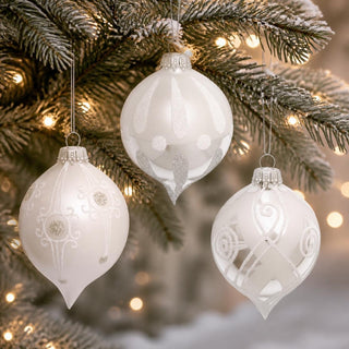 Christbaumschmuck-Glaskugelset in Zwiebelform, 3-teilig, in elegantem Silber. Die drei Glasornamente sind mit unterschiedlichen Glitzer- und Ornamentmustern verziert und verbinden matte, glänzende sowie spiegelnde Oberflächen. Die klassische Zwiebelform und die edle silberweiße Farbgestaltung sorgen für eine festliche und stilvolle Weihnachtsdekoration.