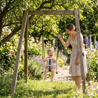Gitterschaukel 'natur-schwarz' im sonnigen Garten – fröhliches Schaukeln im sommerlichen Licht