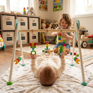 Baby spielt auf dem Rücken mit Spielbogen 'Frosch' in bunten Farben auf weicher Krabbeldecke – fröhlicher Entdeckungsmoment im lebendigen Kinderzimmer