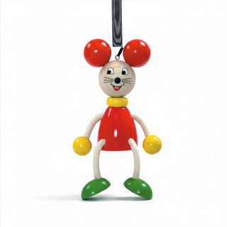 Farbig gestaltete Schwingfigur „Maus“, ca. 13 cm groß, aus Holz mit beweglichen Armen und Beinen sowie Federaufhängung. Das Spielzeug ist freigestellt vor weißem Hintergrund und zeigt eine Maus mit roten Ohren, gelben Händen und grünen Füßen.