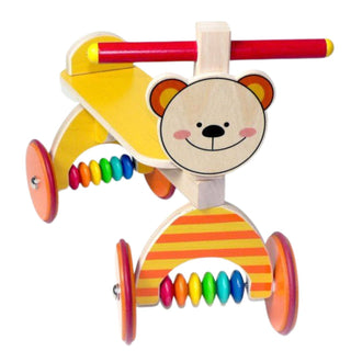 Holz‑Rutschfahrzeug mit Bärenmotiv in Gelb‑ und Orangetönen, rotem Lenker, vier Rädern und bunten Holzperlen, vor weißem Hintergrund.